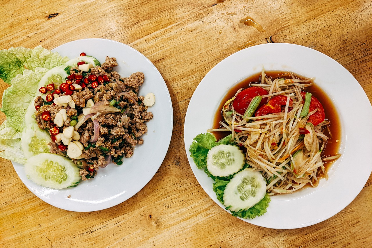 Som Tum (Green Papaya Salad): Refreshing and Tangy