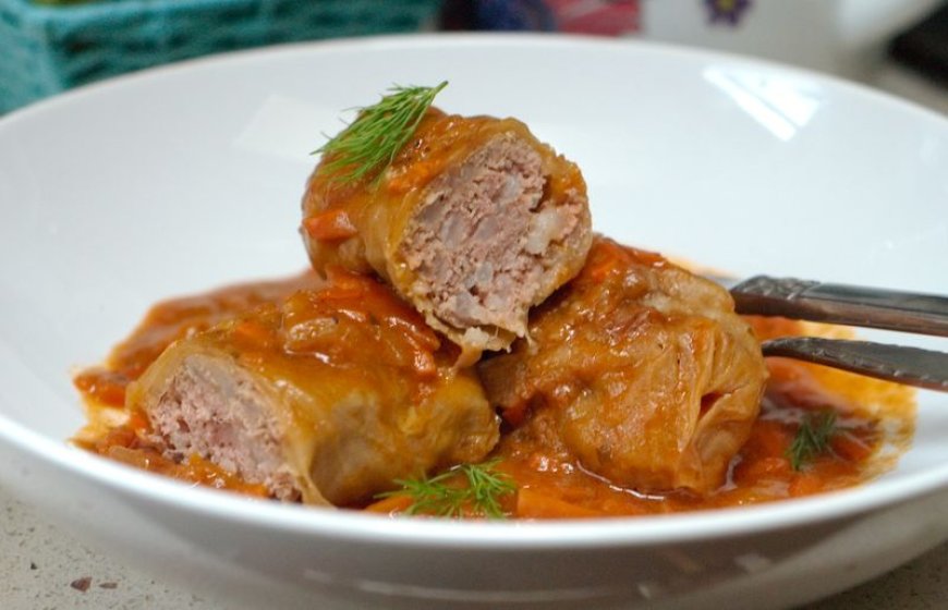 Golubtsy Recipe: Russian Stuffed Cabbage Rolls with Olive Oil and Meat