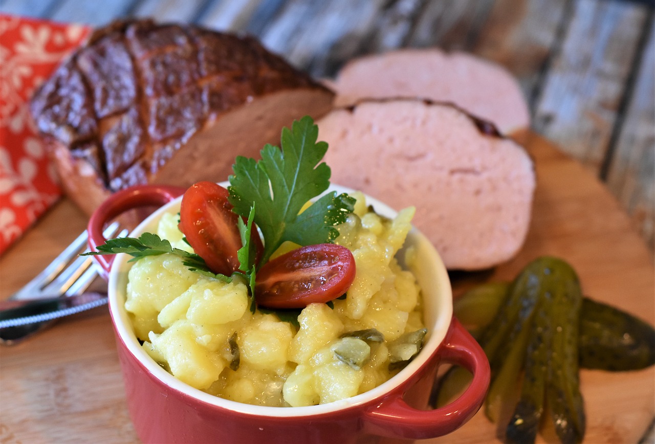 German Kartoffelsalat mit Gurken und Dill: Traditionell und herzhaft