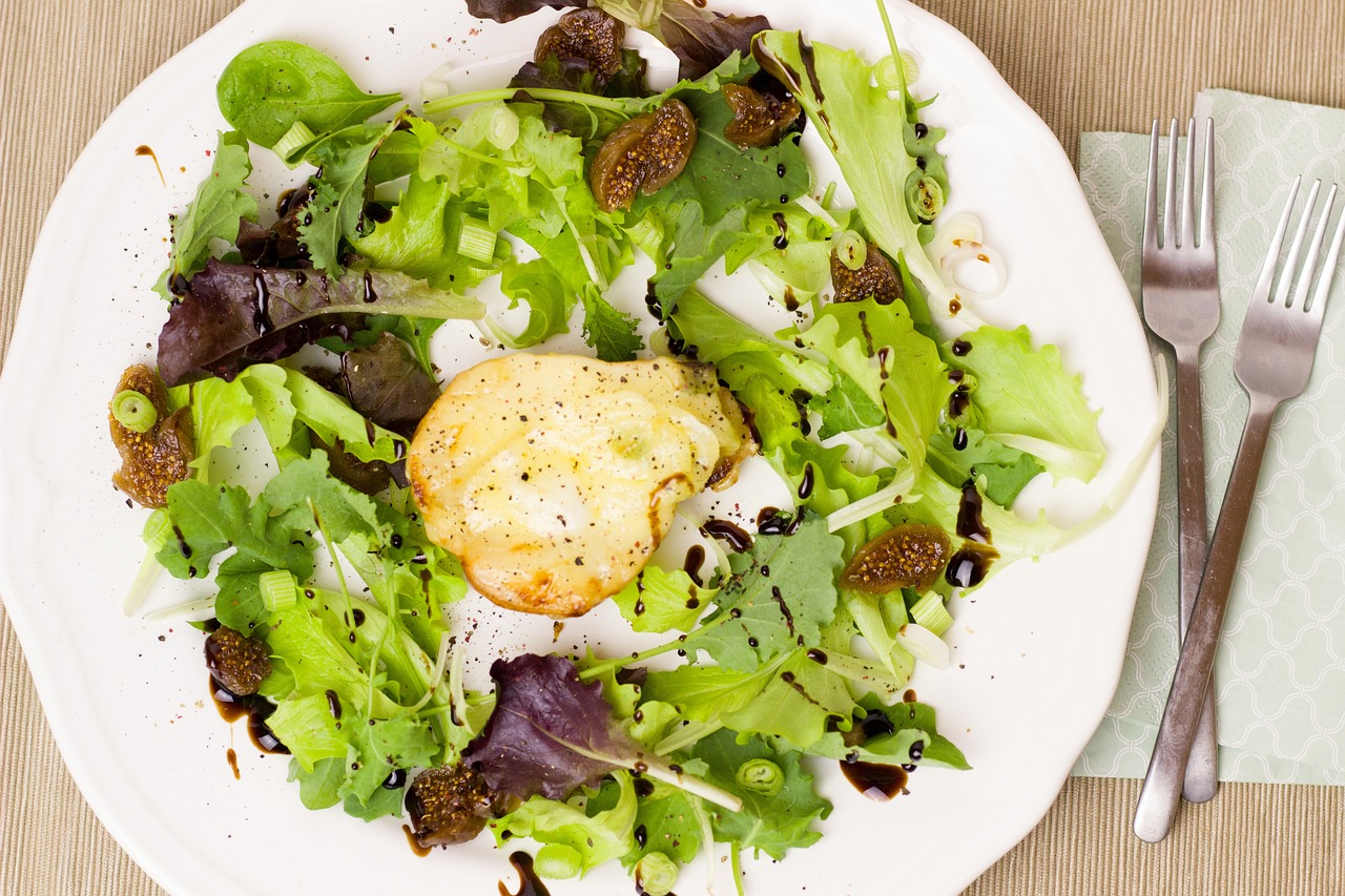 Pear and Gorgonzola Salad with Candied Walnuts: Sweet and Savory Harmony