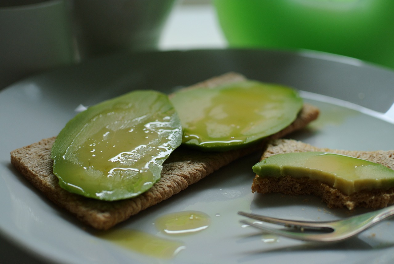 Avocado-Crema servieren und genießen