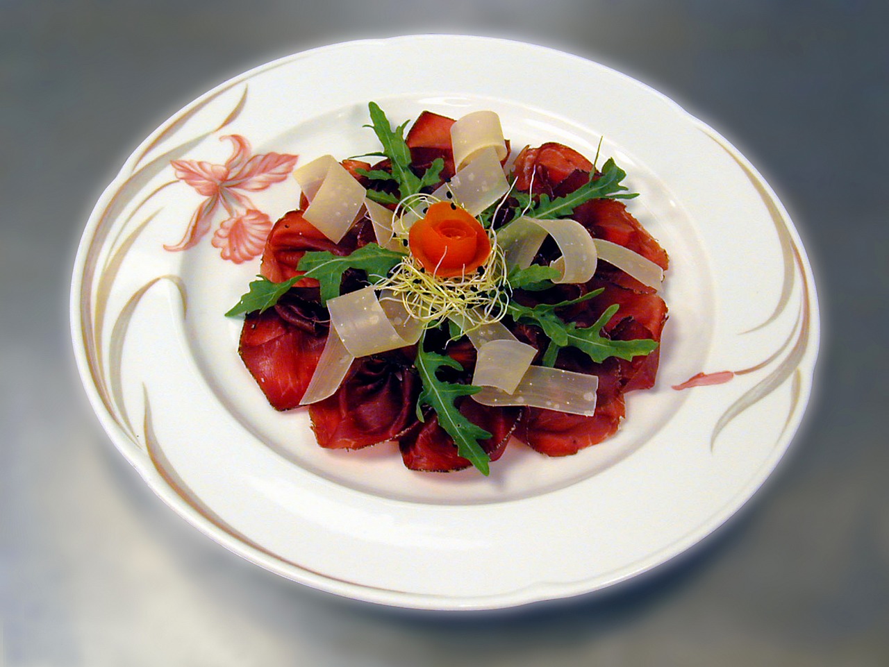 Carpaccio Italiano: Carne en Rodajas Finas Servida con Aceite de Oliva