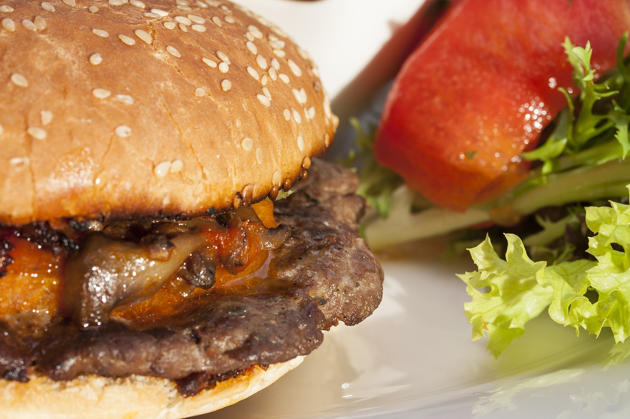 Proteinreicher Quinoa-Burger: Gesund und sättigend