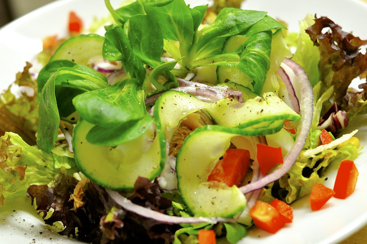 Grüner Bohnen-Salat mit Tomaten und Basilikum: Sommerlicher Klassiker