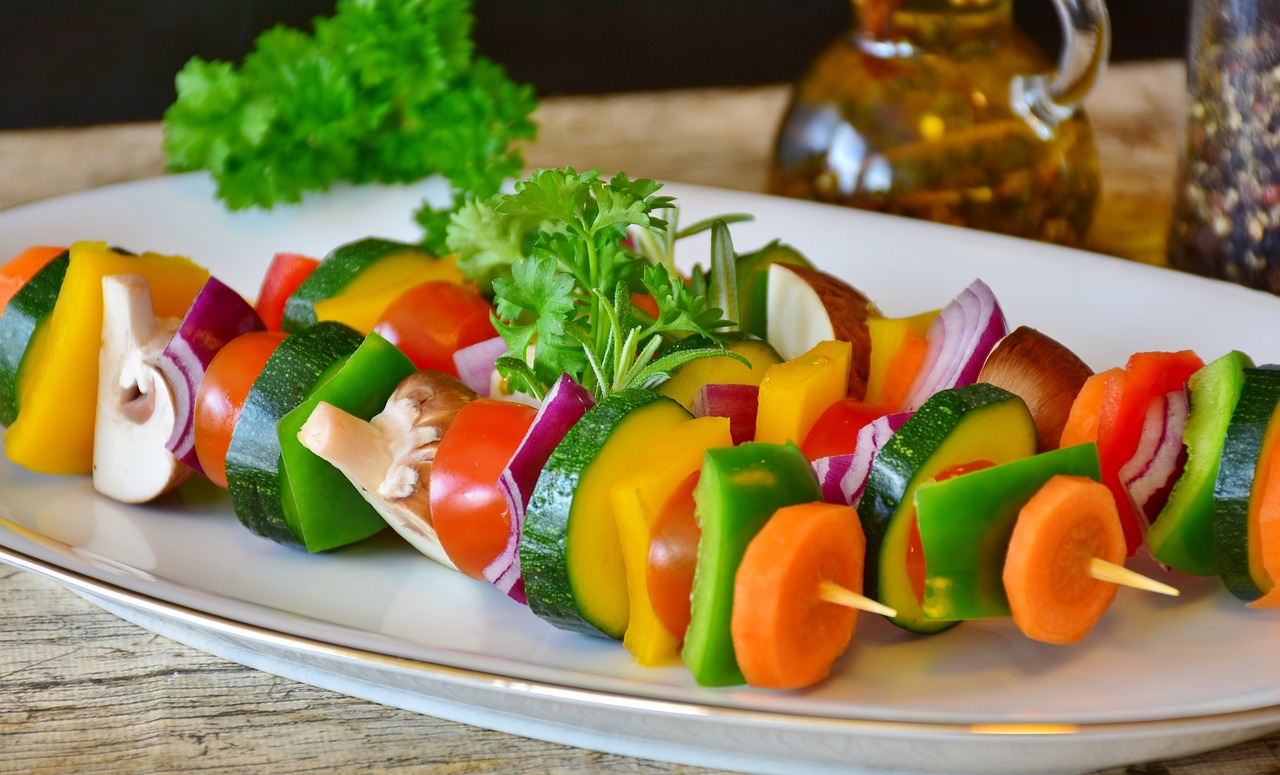 Vegan Dostu: Renkli Sebzelerle Dolu Vegan Salata Tarifi