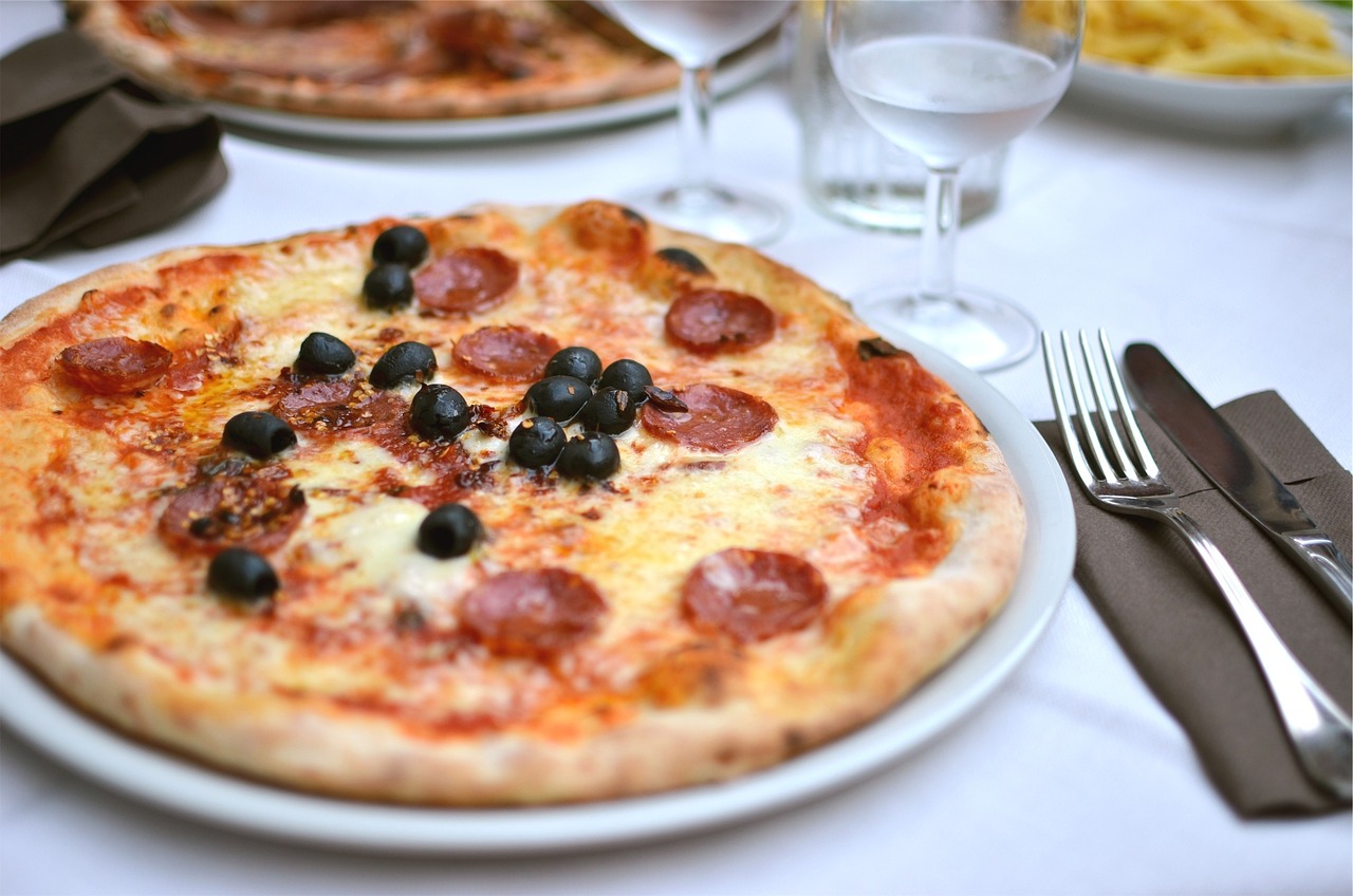 Akdeniz Esintisi: Zeytin ve Feta Peynirli Pizza Tarifi
