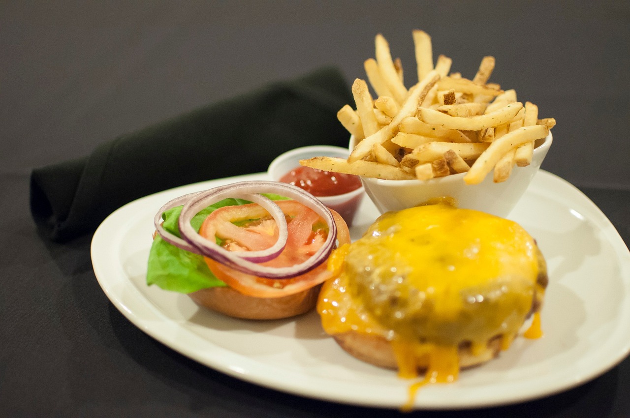 Accompagnements et boissons recommandés pour sublimer le burger aux myrtilles