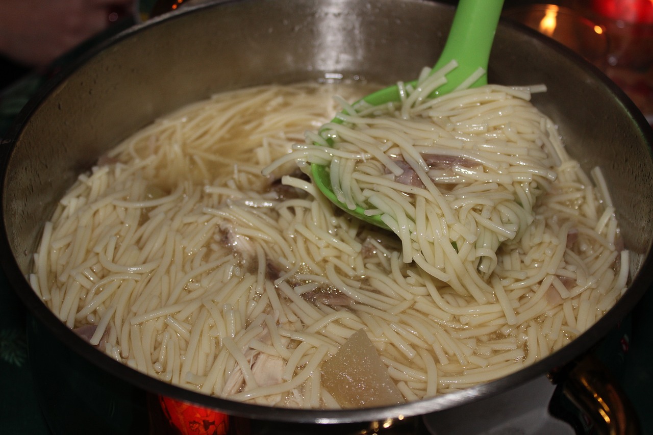 Sopa de Macarrão Alemã (Nudelsuppe)