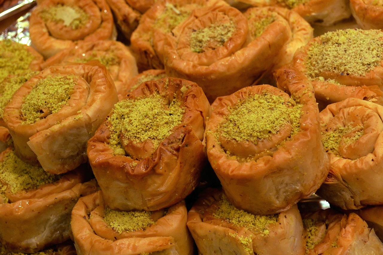 Rollos de Baklava Marroquíes: Delicias de Nuez y Hojaldre