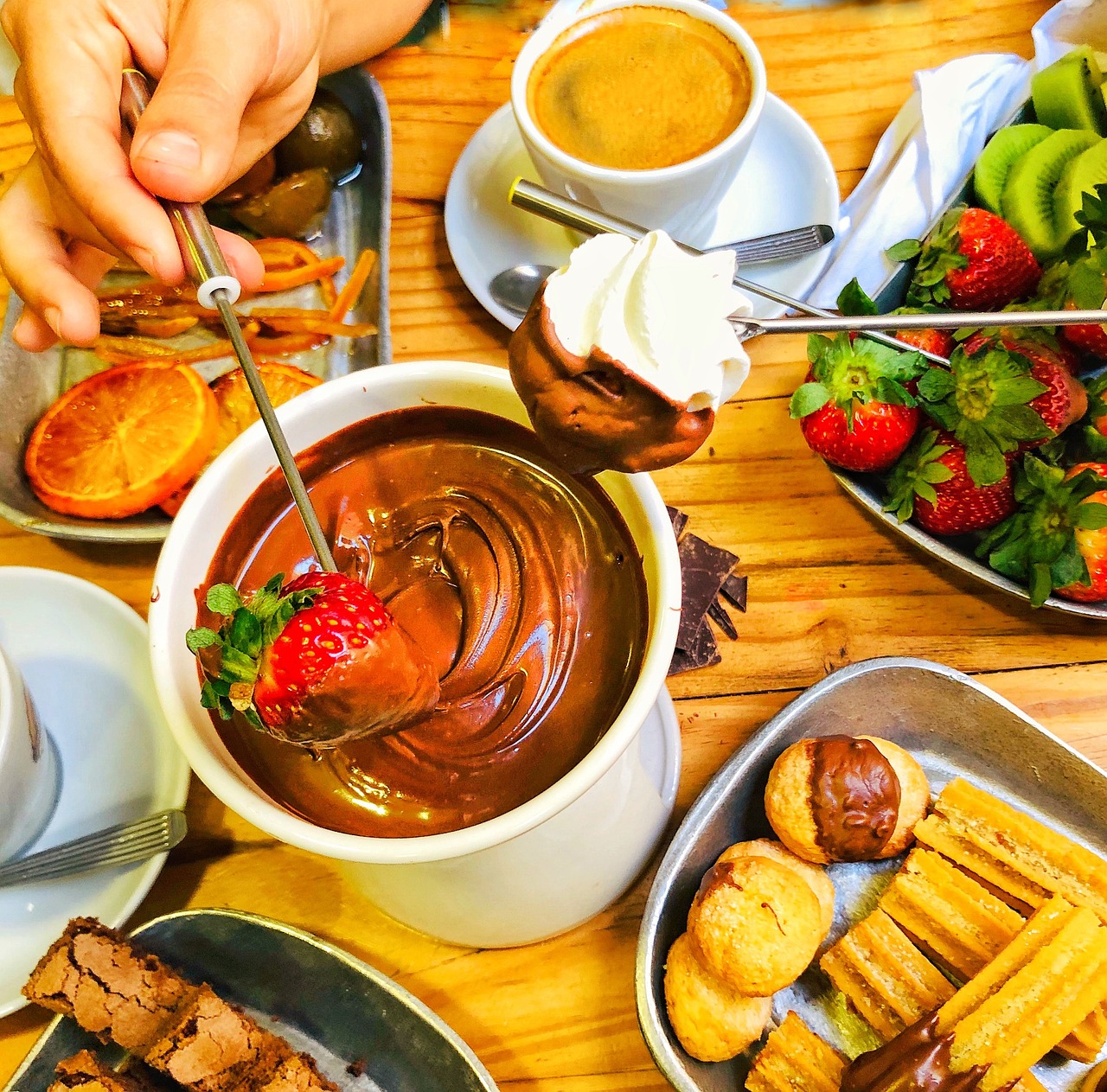 Churros y Chocolate: La Deliciosa Combinación de Postres Españoles