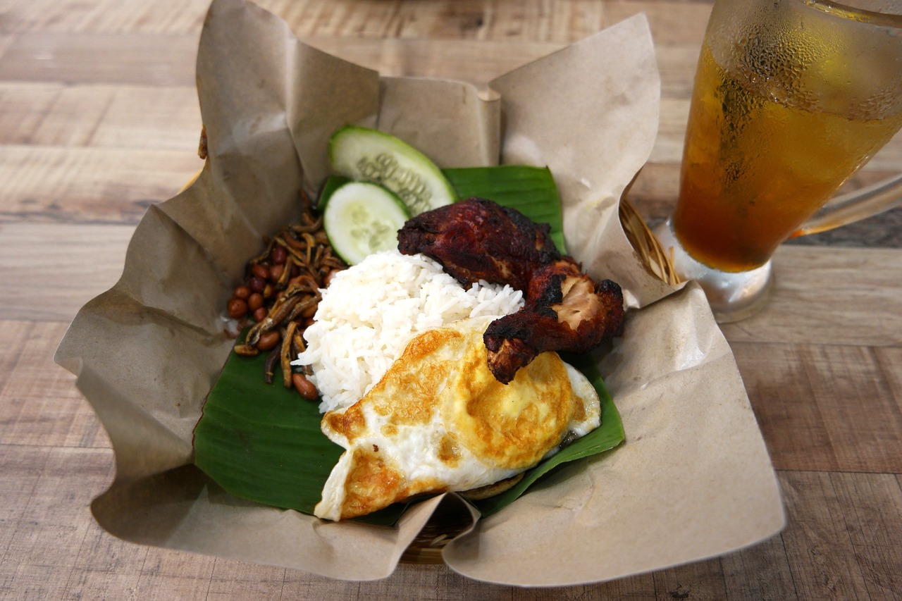 Un Viaje por los Sabores de la Cocina Malaya: Desde Nasi Lemak hasta Satay