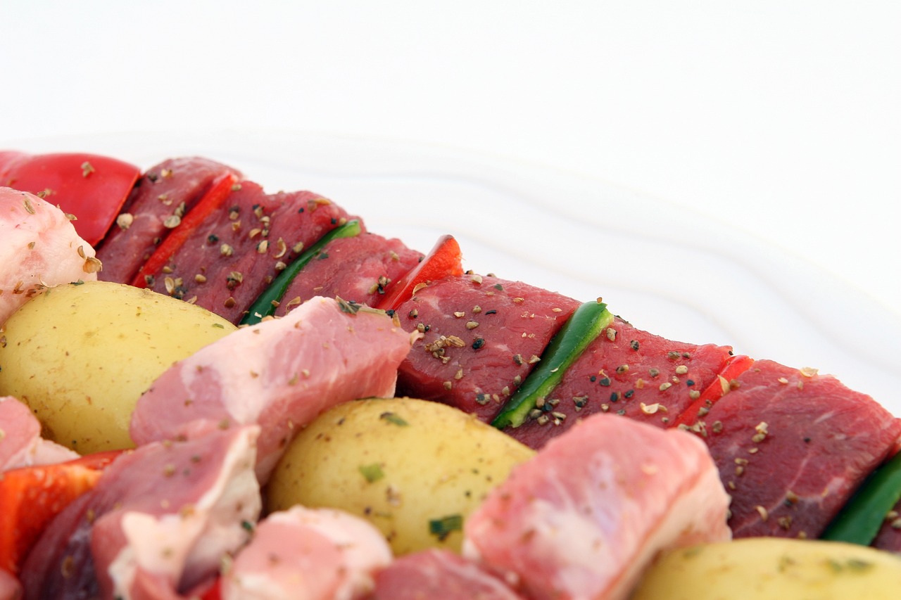 Patlıcan Kebabı: Et ve Sebzelerle Servis Edilen Izgara Patlıcan Kebabı