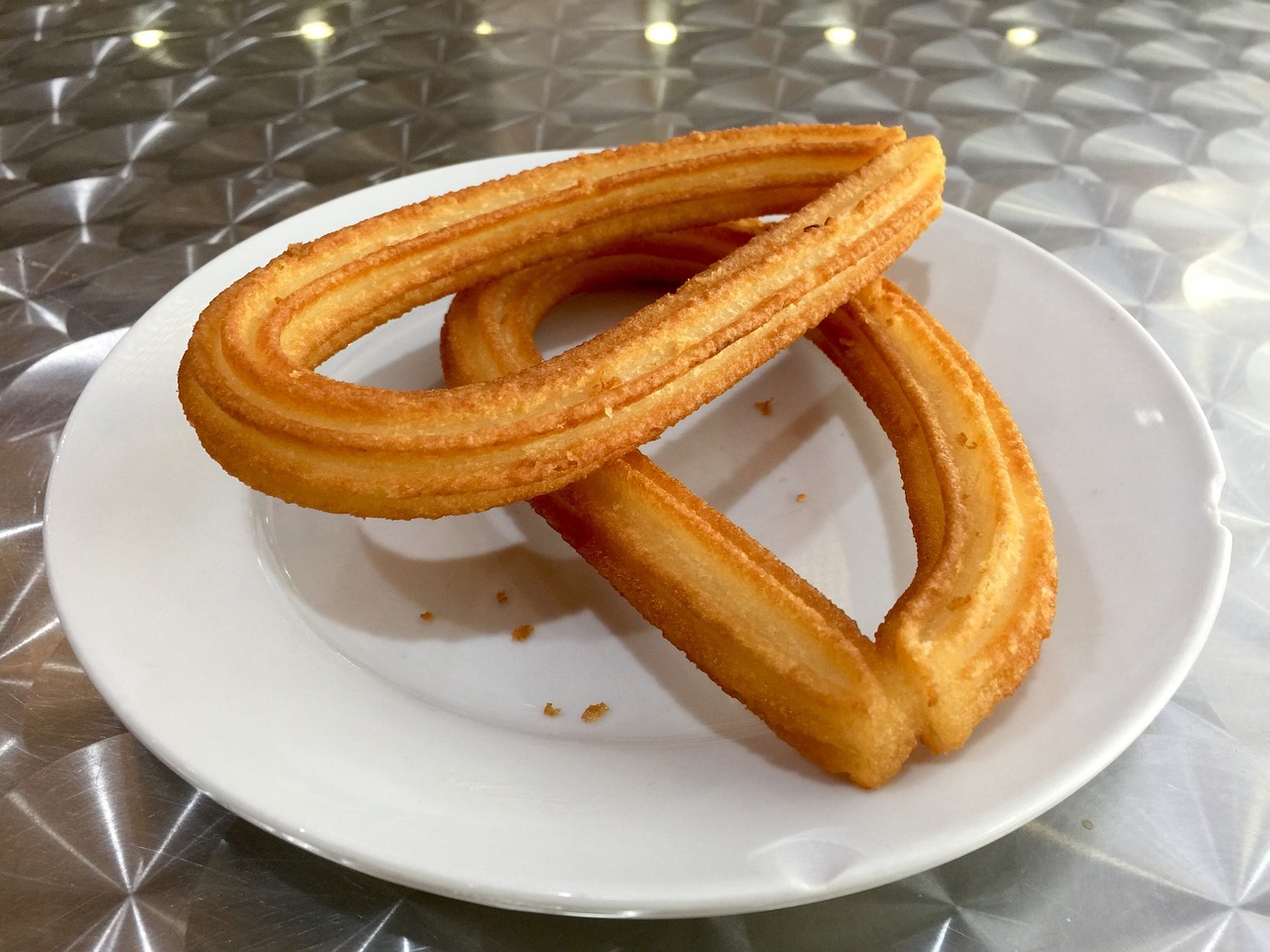 Churros con Chocolate: Spanish Fried Dough Pastry with Chocolate Sauce