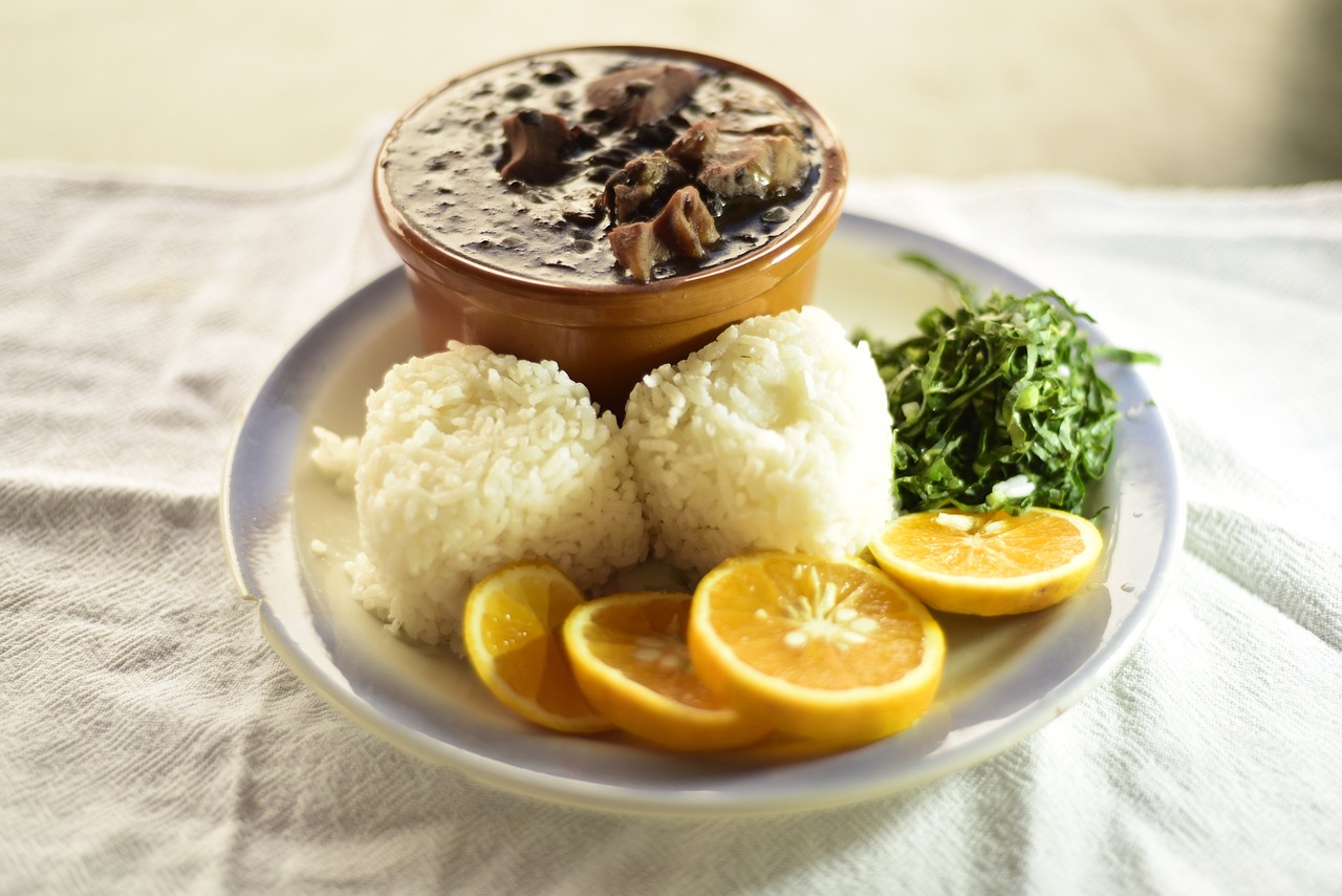 Brasilianische Feijoada: Ein Herrliches Gericht mit Schwarzen Bohnen und Schweinefleisch