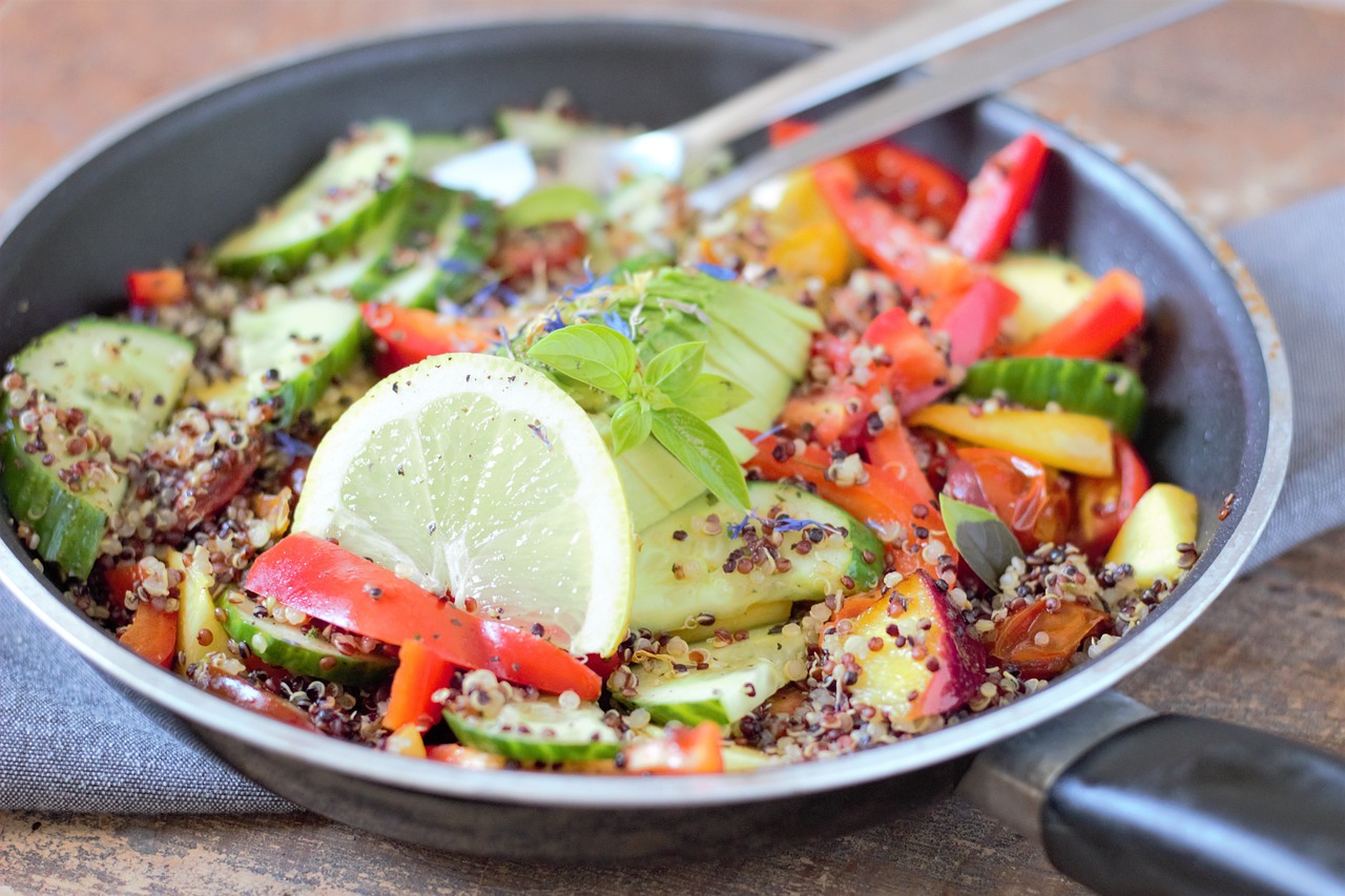 Orta Doğu Esintisi: Humus ve Kuru Kayısılu Quinoa Salatası Tarifi