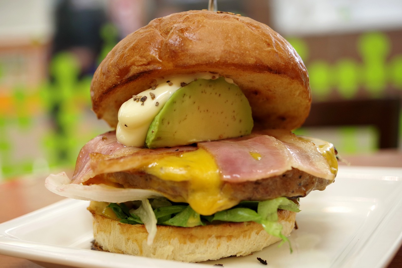 Burger crémeux à l'avocat : Santé et saveur combinées