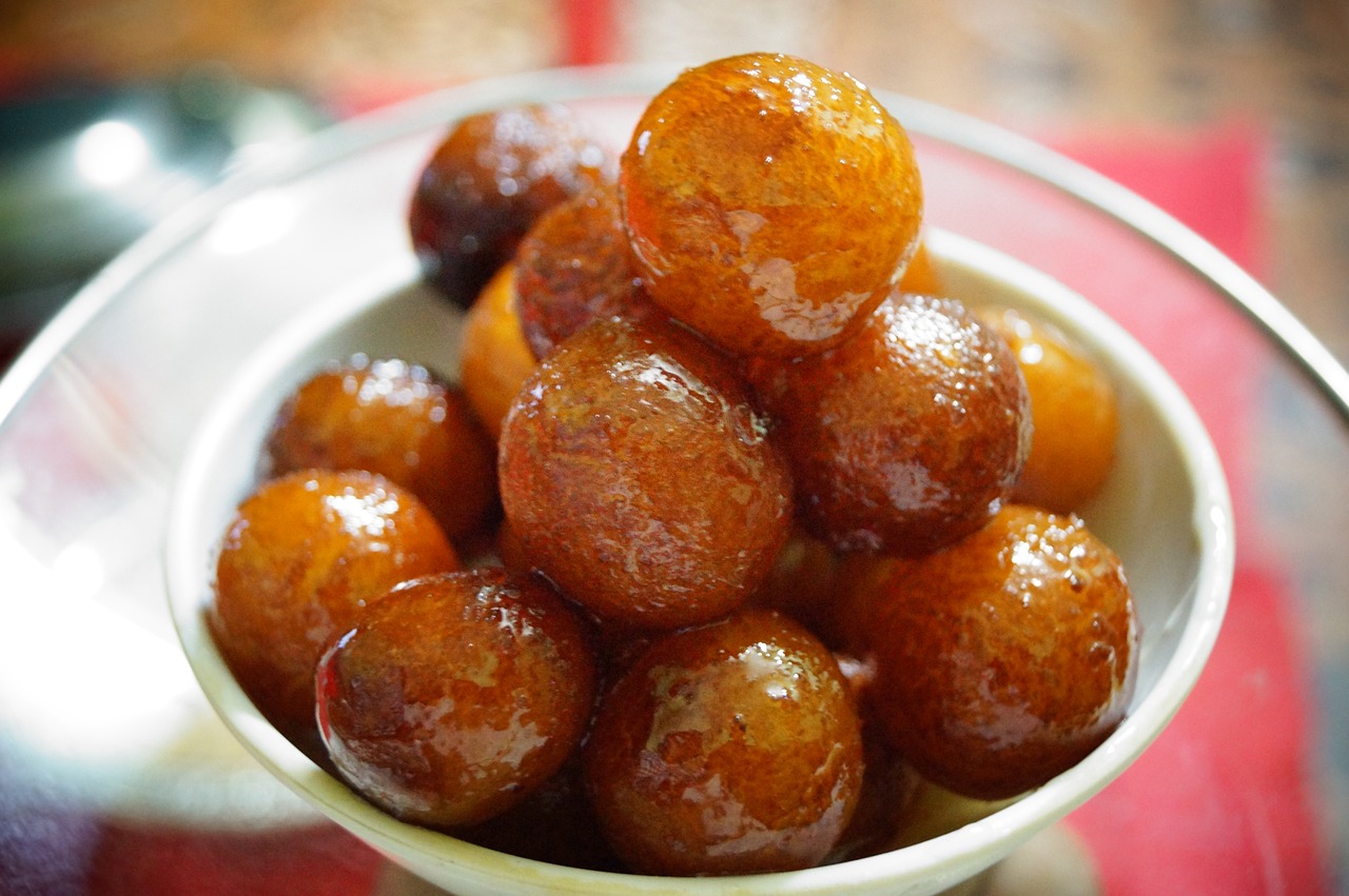 Gulab Jamun Tarifi: Şerbetli ve Tatlı Hint Tatlısı