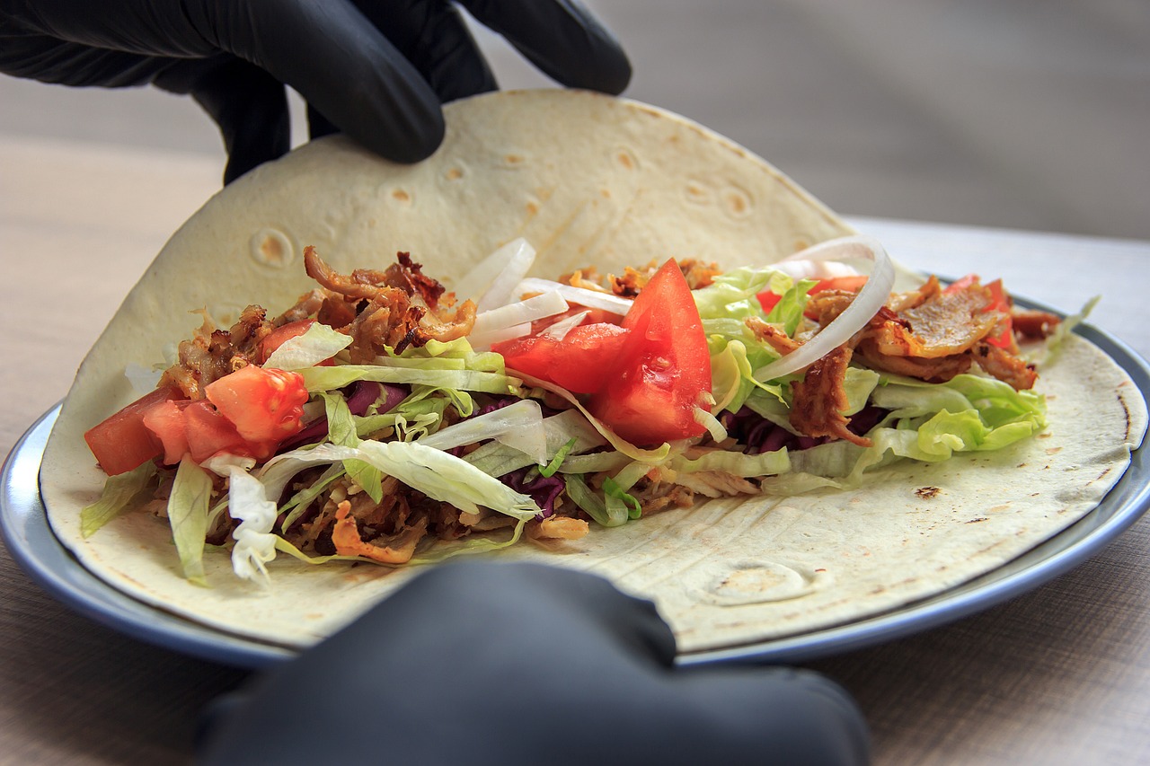 Türk İskender Kebabı: Yoğurt ve Domates Sosu ile Servis Edilen Etli Kebap