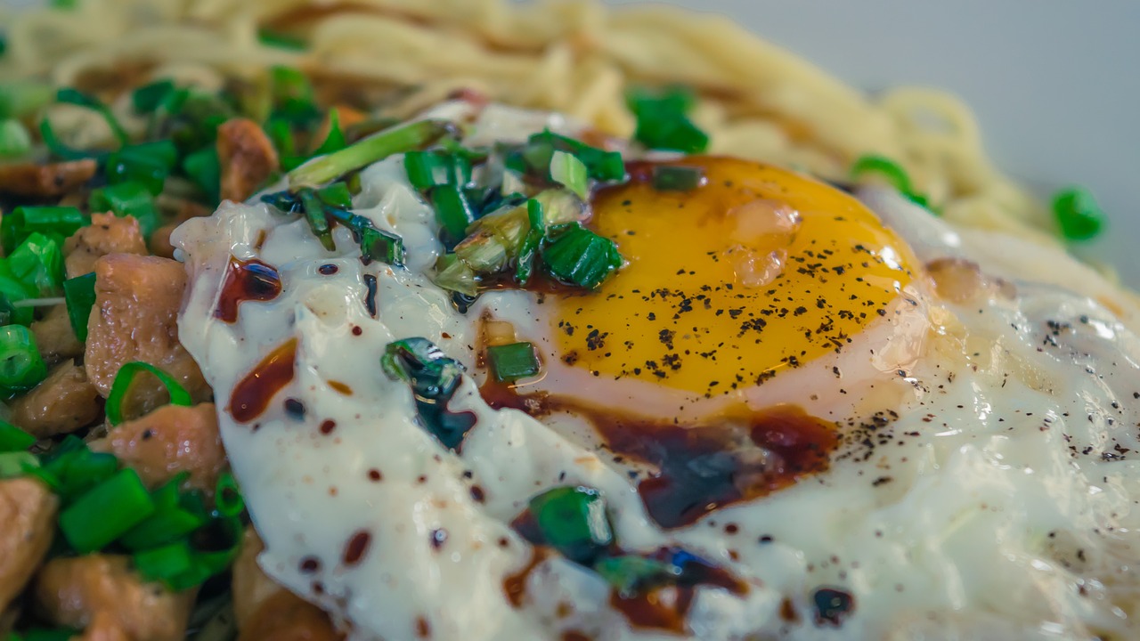 Chow Mein Recipe: Delicious Dish Made with Noodles and Vegetables in Chinese Cuisine