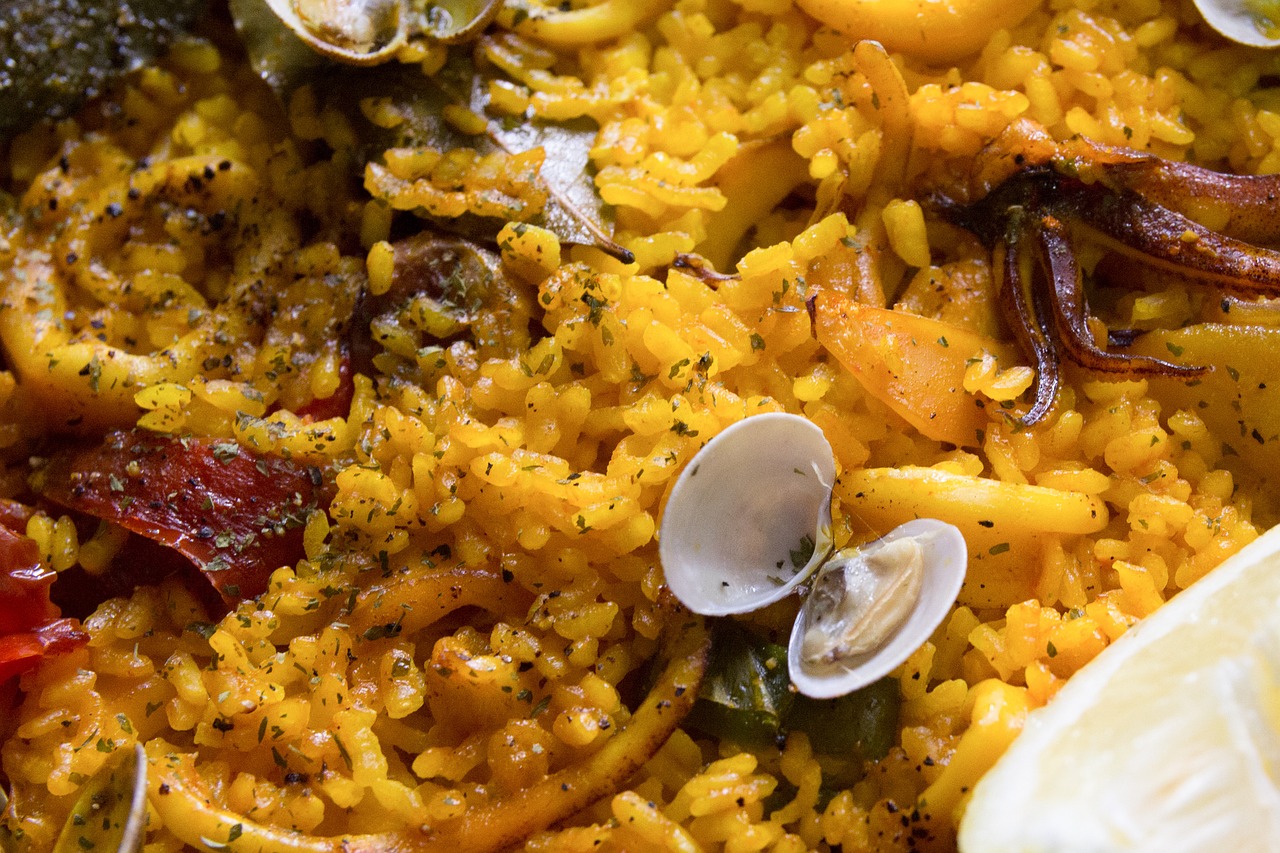 Paella Valenciana Española: La Combinación Perfecta de Mariscos y Carne