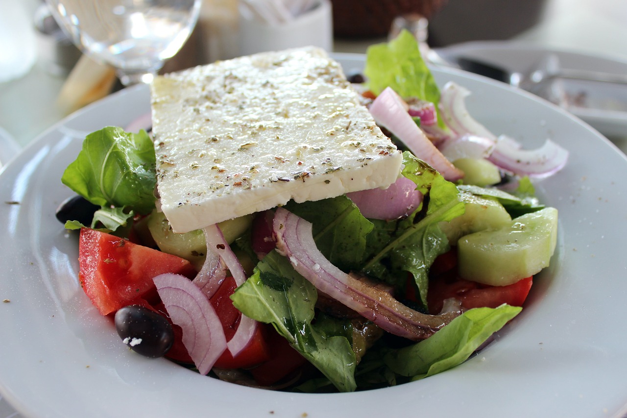 Feta et Tzatziki : Variétés de Fromages Grecs et Leurs Recettes de Sauce